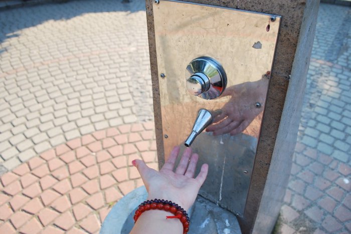 Ilustračný obrázok k článku Boj s horúčavami v Zlatých Moravciach: Chodcom pomáha fontánka s vodou na námestí