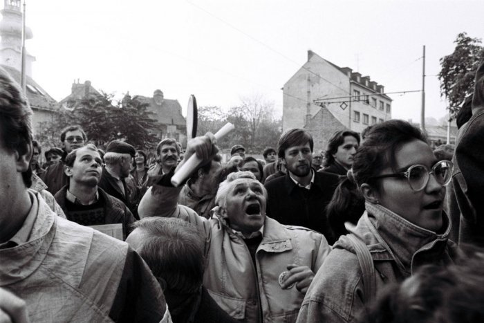 Ilustračný obrázok k článku TOTO sa dialo v Moravciach počas Nežnej revolúcie: V akcii boli aj známi herci!