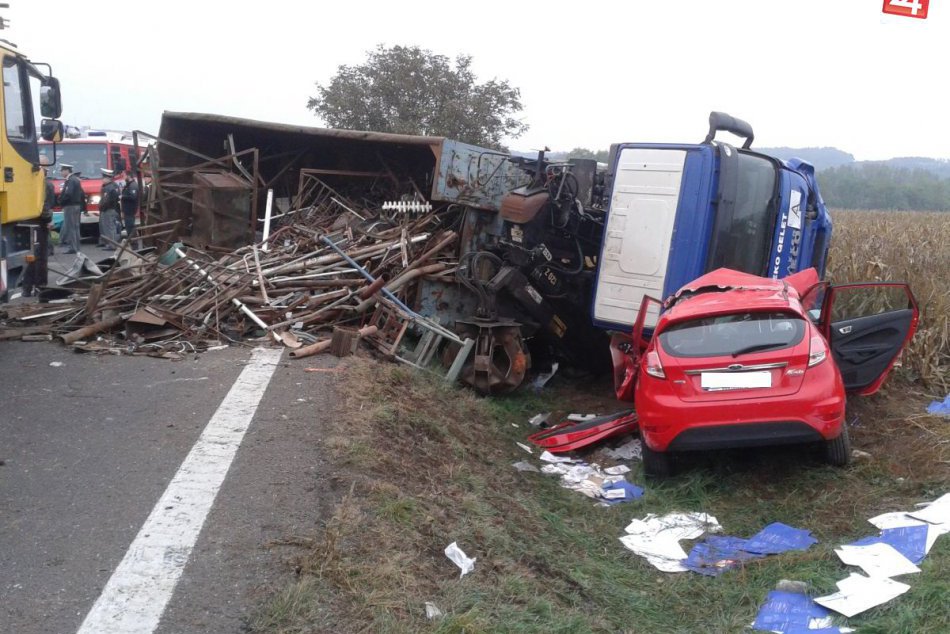 Ilustračný obrázok k článku Na ceste sa stala tragická nehoda: Vodička (†36) strhla auto priamo pod kamión!