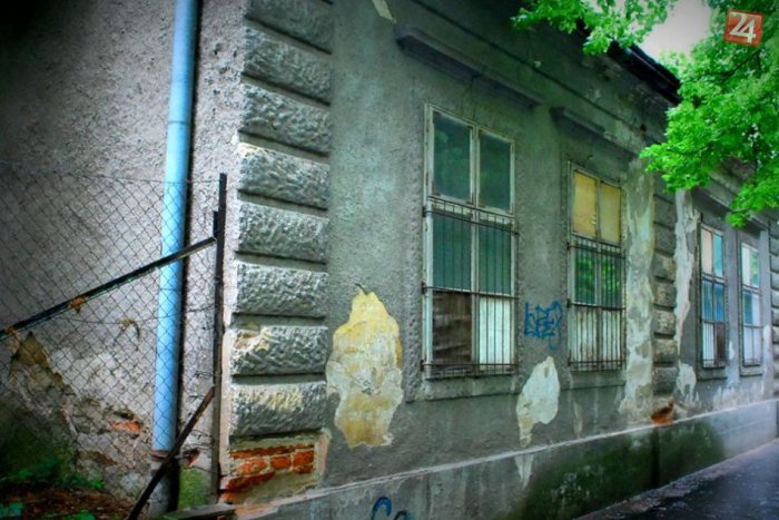 Ilustračný obrázok k článku Niekedy slúžila ako dielňa, teraz je strašiakom mesta: TÚTO budovu v Moravciach čaká demolácia!