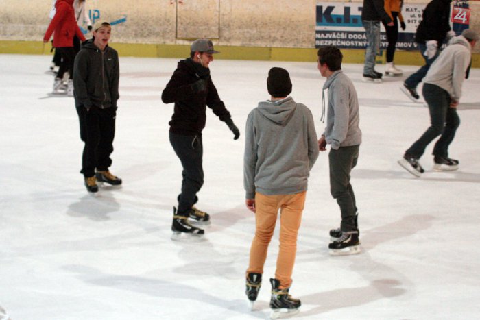 Ilustračný obrázok k článku Začiatok roka s korčuľami na nohách: Preštudujte si termíny verejného korčuľovania v Moravciach