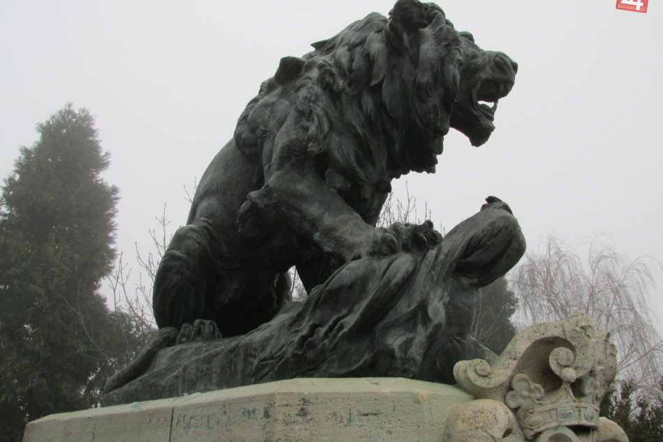 Ilustračný obrázok k článku Nepríjemný incident vo Veľkých Vozokanoch: Vandali poškodili bronzového leva, FOTO