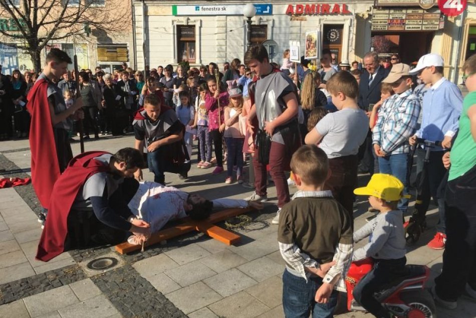 Ilustračný obrázok k článku Stovky veriacich v uliciach: V Moravciach sa konala tradičná Krížová cesta, FOTO