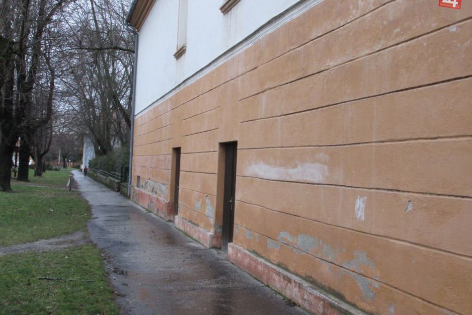 Kaštieľ Migazziovcov a jeho zlý technický stav: Padajúca omietka a poničené okná
